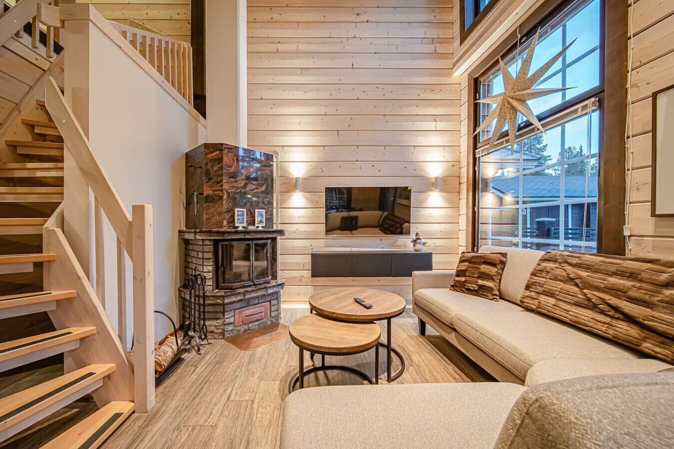 Een televisie en een open haard