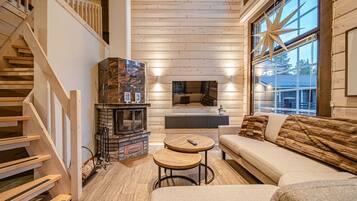 Een televisie en een open haard