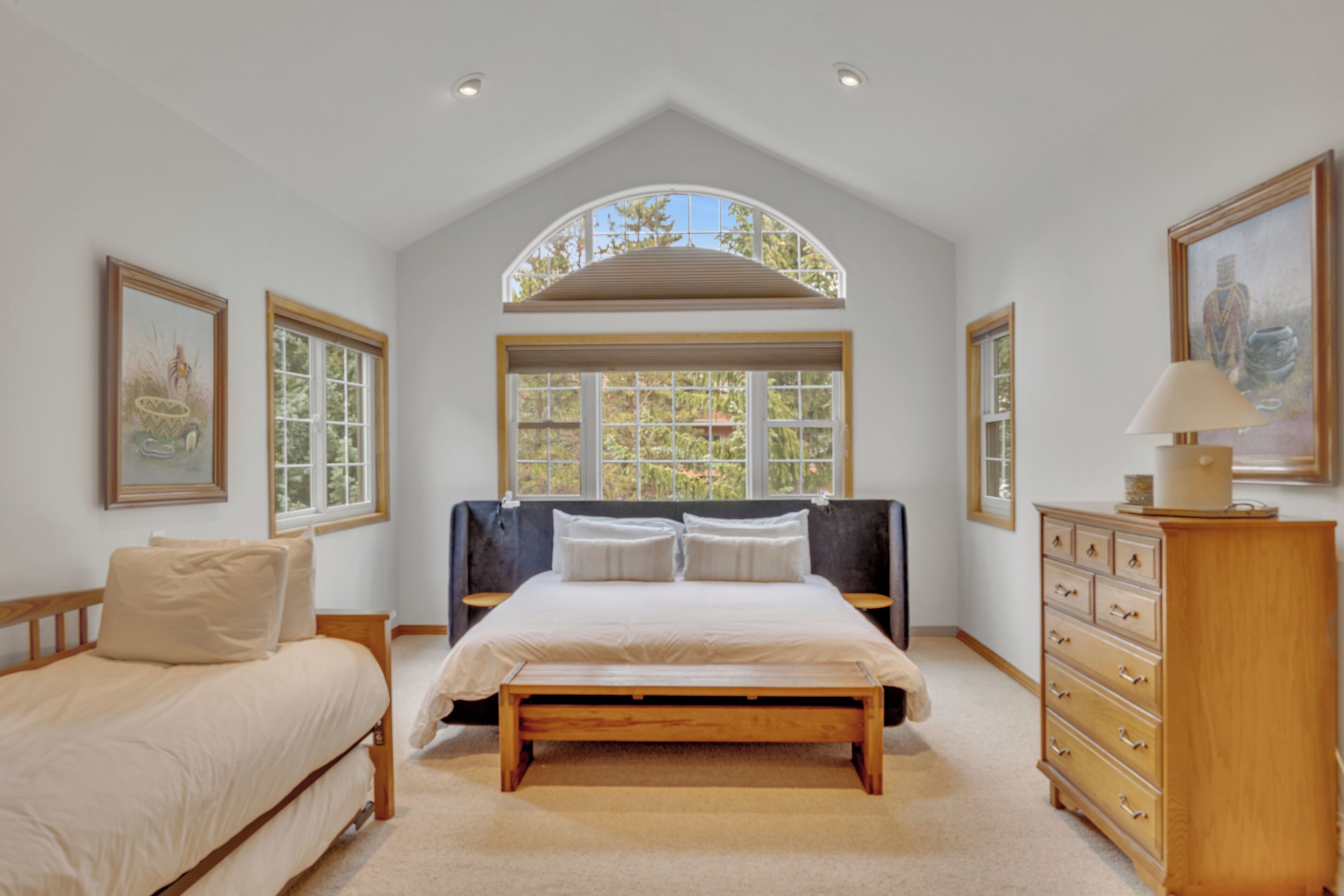 3 bedrooms, desk, internet, bed sheets