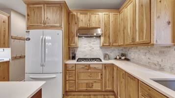 Jääkaappi, mikroaaltouuni, uuni, liesi