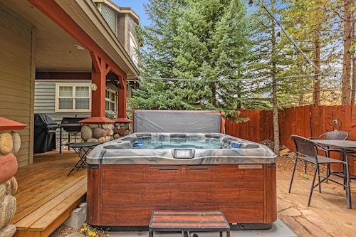 Bright 3BR Mountain Getaway + Private Hot Tub