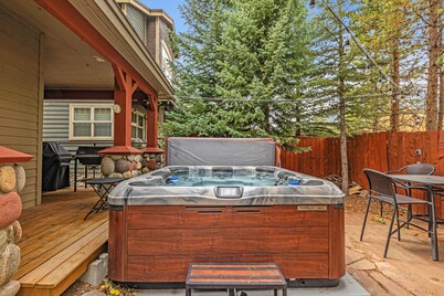 Bright 3BR Mountain Getaway + Private Hot Tub
