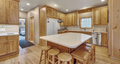 Bright 3BR Mountain Getaway + Private Hot Tub