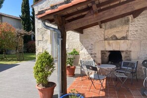 Outdoor dining - GITE DES VIGNES (Archiac)
