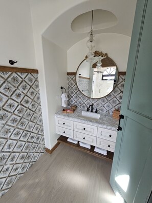 Secador de cabelo, toalhas de banho