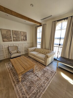 Una televisión, una chimenea