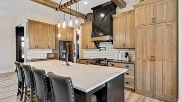 Microondas, horno, parrilla de estufa y lavavajillas