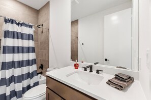 Een haardroger, handdoeken, zeep, toiletpapier