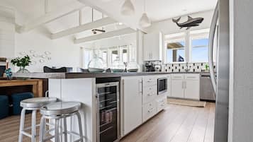 House, 4 Bedrooms | Private kitchen | Fridge