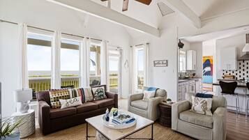 House, 4 Bedrooms | Living area | Smart TV