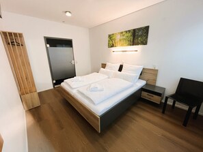 Escritorio, tabla de planchar con plancha y wifi gratis 