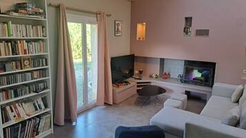 Een smart-tv, een open haard, een dvd-speler en een tafeltennistafel