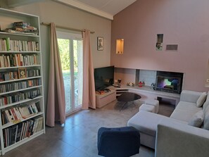 Smart TV, fireplace, DVD player, ping pong