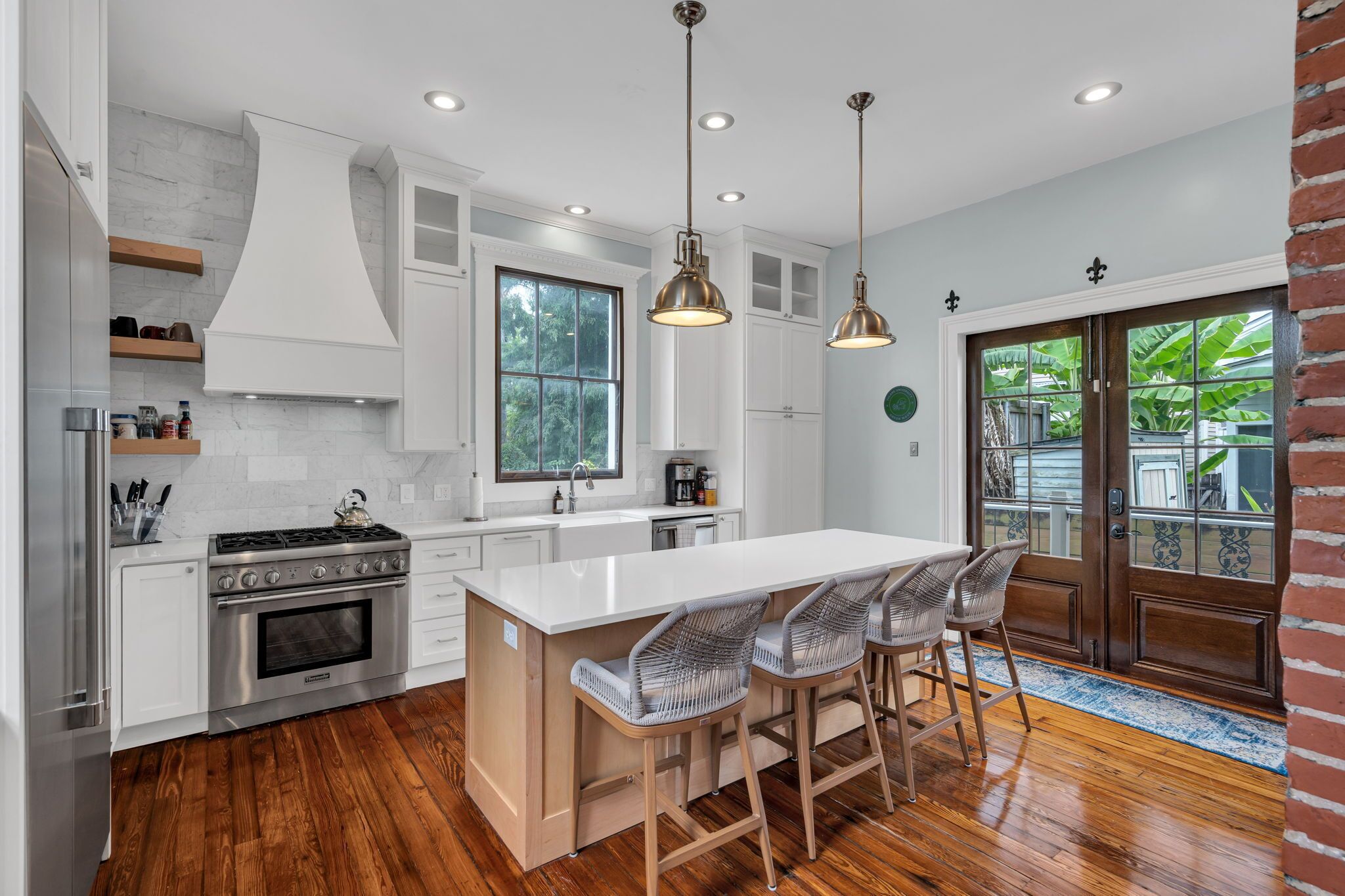 Four à micro-ondes, un four, surface de cuisson, lave-vaisselle