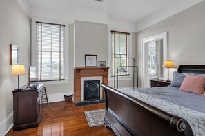 4 bedrooms, iron/ironing board, WiFi, bed sheets - 4-bedroom house in charming New Orleans with AC (New Orleans)
