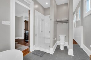 Shower, hair dryer, towels, soap - 4-bedroom house in charming New Orleans with AC (New Orleans)