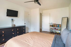 4 bedrooms, desk, iron/ironing board, free WiFi - Porch & Yard, Spacious & Cozy, Close to Downtown! (Raleigh)