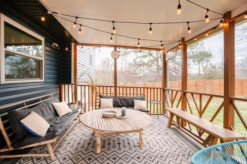 Porch & Yard, Spacious & Cozy, Close to Downtown!