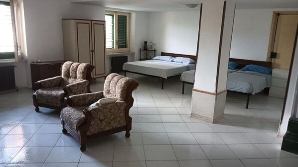 1 slaapkamer, een strijkplank/strijkijzer, wifi, beddengoed