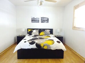 2 bedrooms, desk, iron/ironing board, WiFi