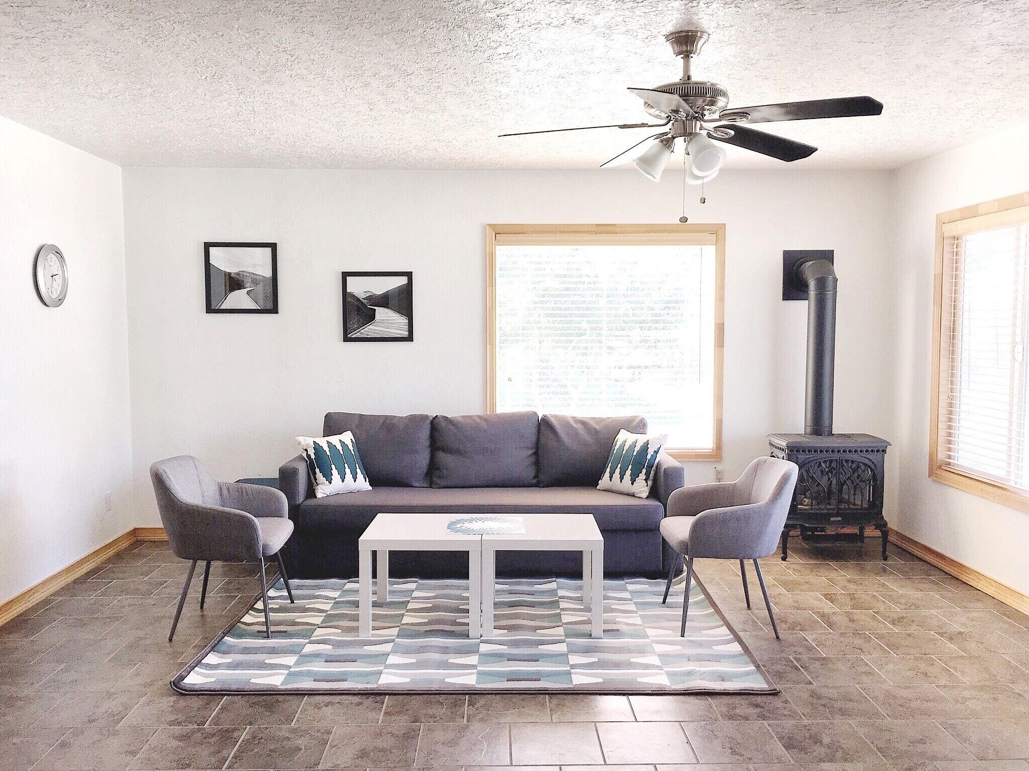 TV connectée, cheminée, lecteur de DVD, livres