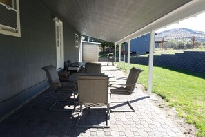 Outdoor dining - Clean, fully stocked home in Mitchell. (Mitchell)