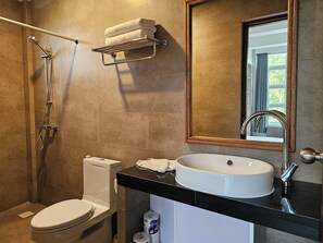 Camera Deluxe con letto matrimoniale o 2 letti singoli, vista giardino | Bagno | Doccia, asciugacapelli, asciugamani, sapone