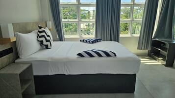 Familien-Dreibettzimmer, Gartenblick | Zimmersafe, Schreibtisch, laptopgeeigneter Arbeitsplatz