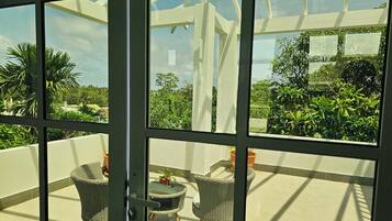 Habitación triple familiar, vista al jardín | Vista desde la habitación