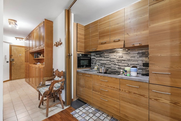 Réfrigérateur, four à micro-ondes, un four, surface de cuisson