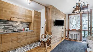 Standard Apartment, 1 Bedroom (Appartamento Fiocco di Neve) | Private kitchen | Fridge, microwave, oven, stovetop