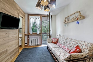 Standard Apartment, 1 Bedroom, Balcony (Appartamento Fiocco di Neve) | Pemandangan dari bilik