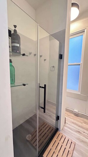 Suihku, hiustenkuivaaja, pyyhkeet