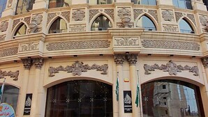 Ein hohes Gebäude mit großen Fenstern und aufwendiger Architektur.
