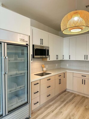 Refrigerador, microondas, horno, placa de cocina