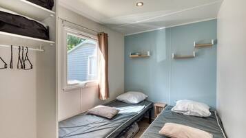 2 bedrooms, iron/ironing board