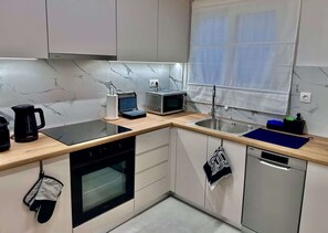 冷蔵庫、電子レンジ、オーブン、コンロ