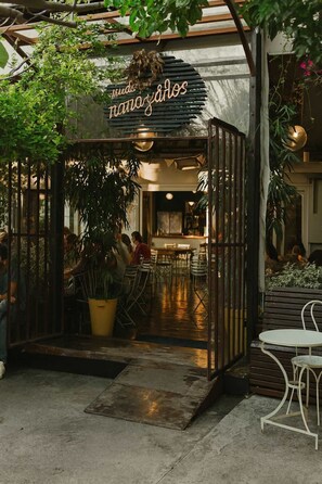 Outdoor dining - Bright 1BR in Prime Psyri | Private Balcony Athens (Athina)