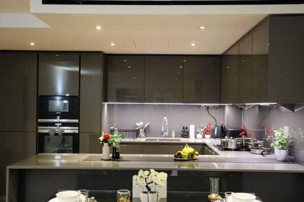 Microondas, horno, placa de cocina, lavavajillas