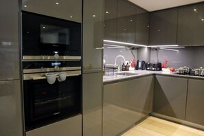 Microondas, horno, placa de cocina, lavavajillas