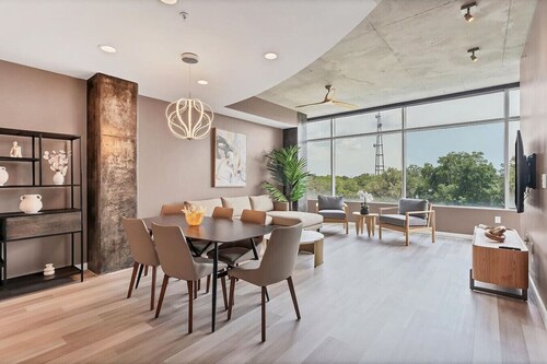 Spacious Apartment Masterfully Decorated