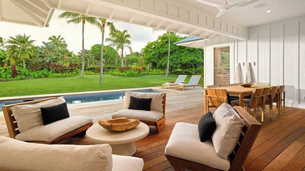 屋外ダイニングエリア