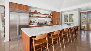 冷蔵庫、電子レンジ、オーブン、コンロ