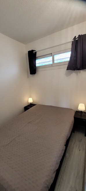 2 bedrooms, WiFi - Apparently family with pool wifi balcony and parking (Leucate)