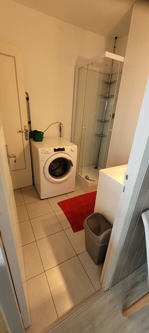 Shower, hair dryer - Apparently family with pool wifi balcony and parking (Leucate)