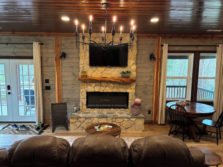The Little River Barnhouse Intimate Couples Retreat - Townsend, TN