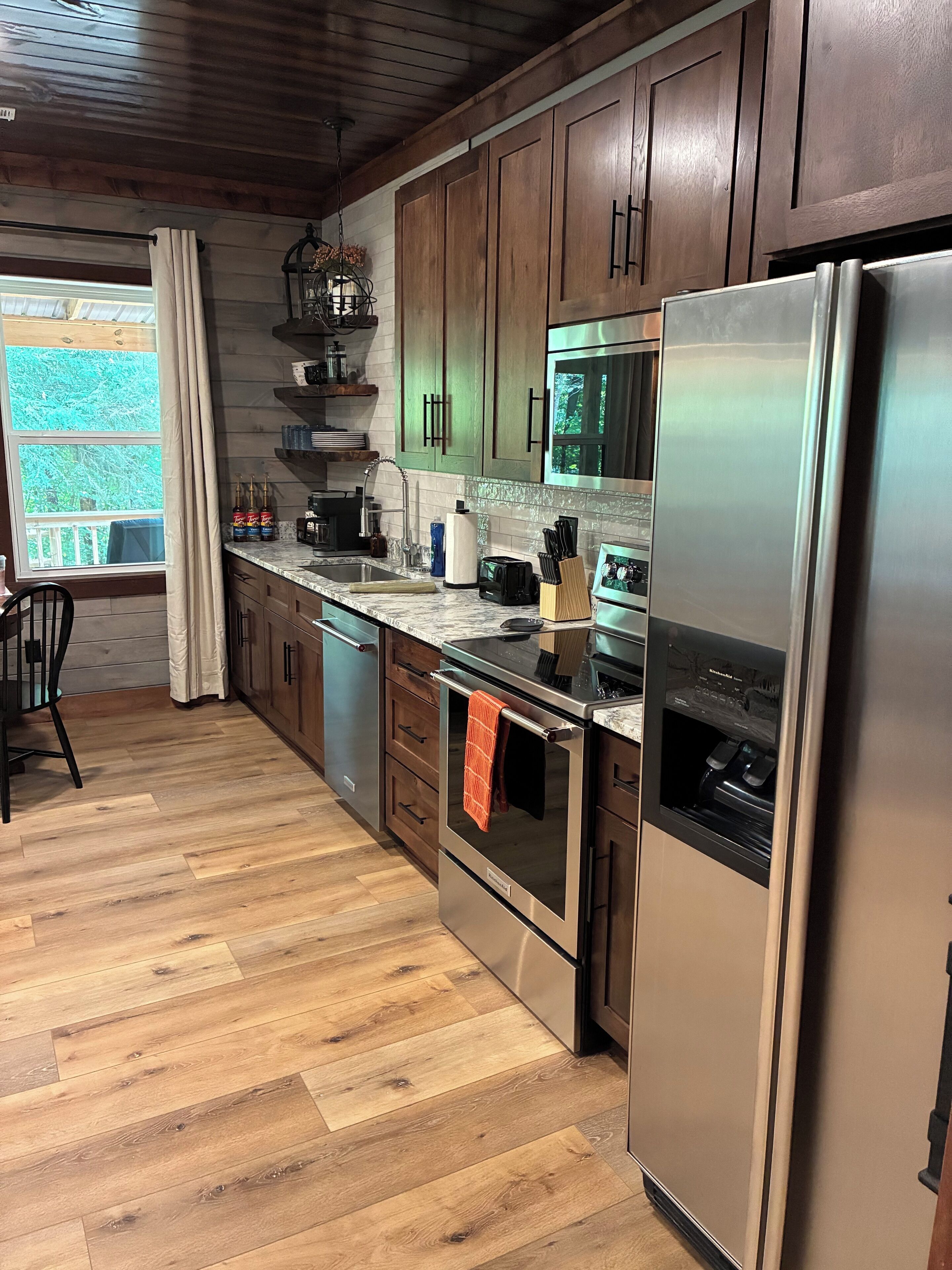 Microondas, horno, parrilla de estufa y lavavajillas 