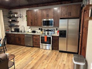 Four à micro-ondes, un four, surface de cuisson, lave-vaisselle