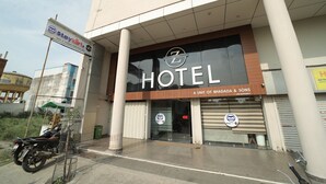 A hotel with a sign indicating it is a unit of Bhadada & Sons. - Staykart Z (Bhilwara)