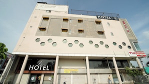 A hotel with a sign indicating it is a unit of Biada & Sons. - Staykart Z (Bhilwara)
